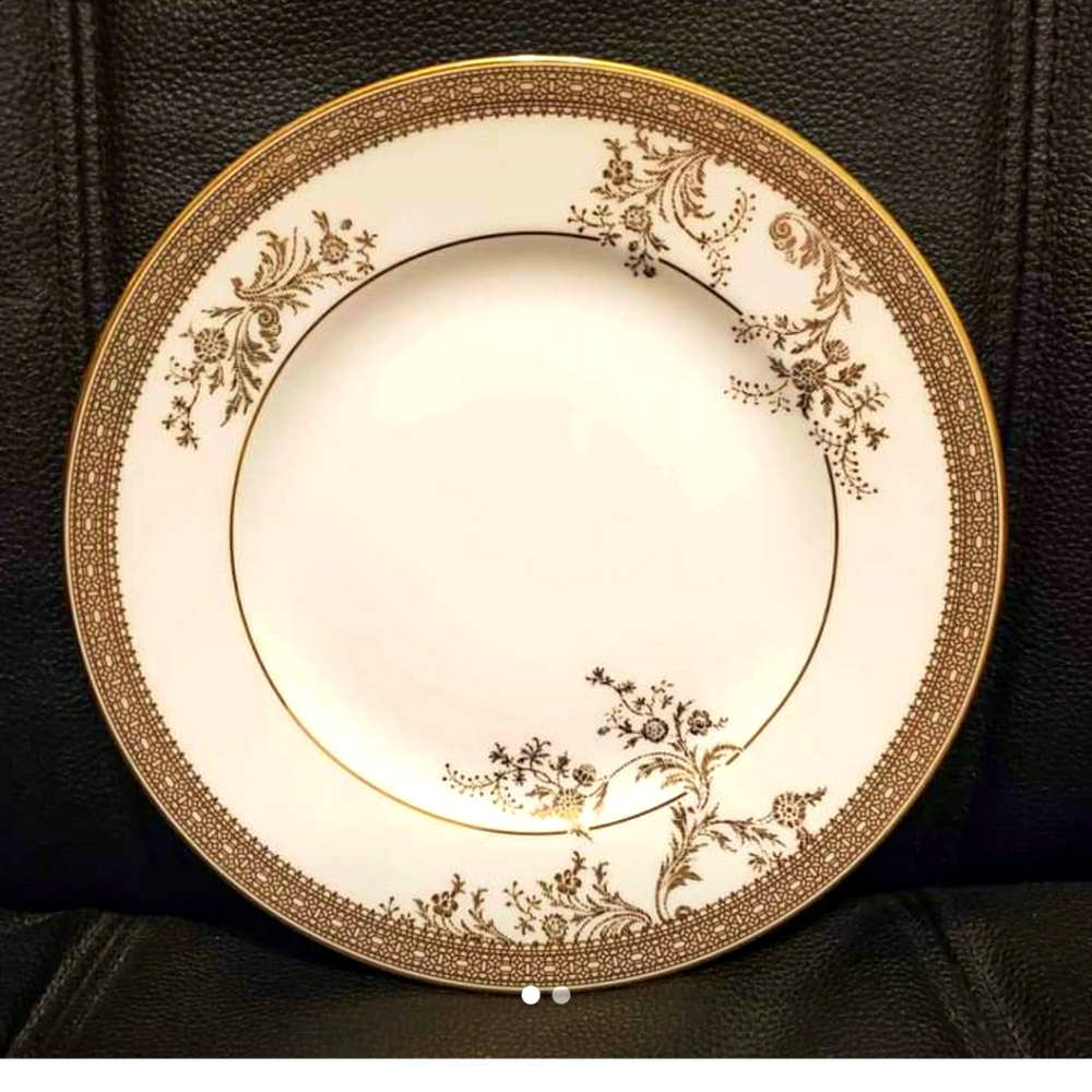 Vera Wang Lace Gold Plate